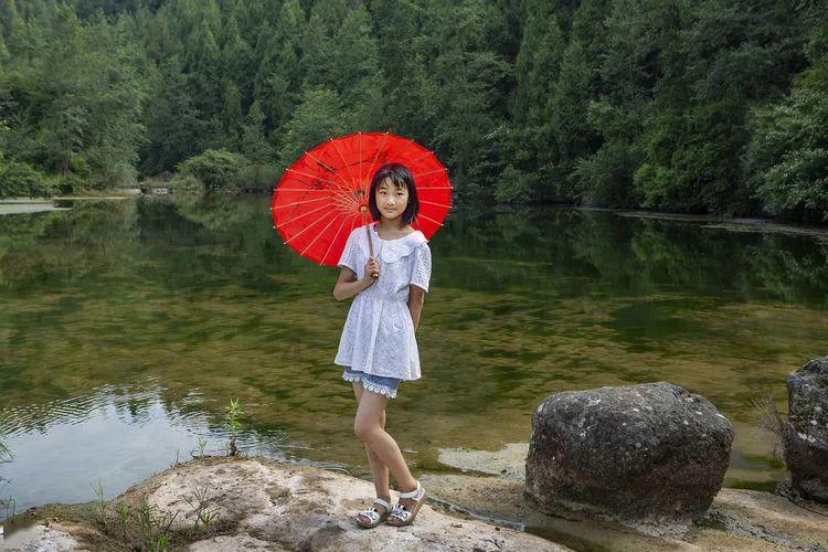 了解河南男生为女同学遮阳，现在的学生情商有多高？社区，分享热点话题